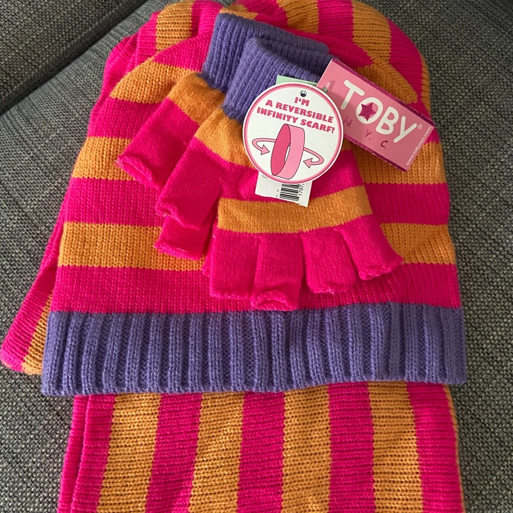 Girls hat, scarf and cut off gloves set!